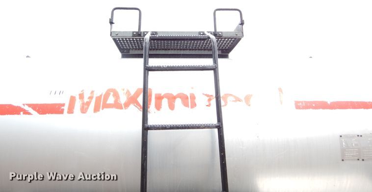 image for item DL6315 1992 International 4900  oil distributor truck