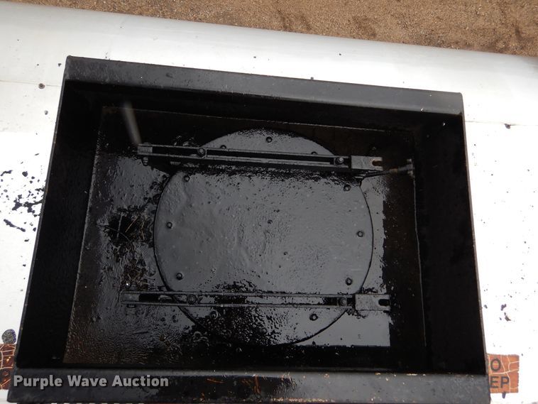 image for item DL6315 1992 International 4900  oil distributor truck