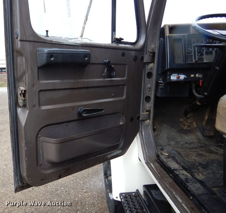 image for item DL6315 1992 International 4900  oil distributor truck