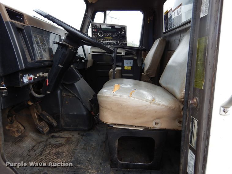 image for item DL6315 1992 International 4900  oil distributor truck