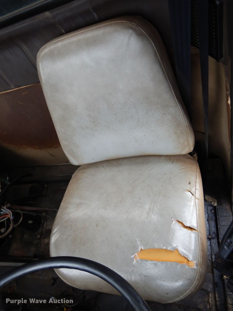 image for item DL6315 1992 International 4900  oil distributor truck