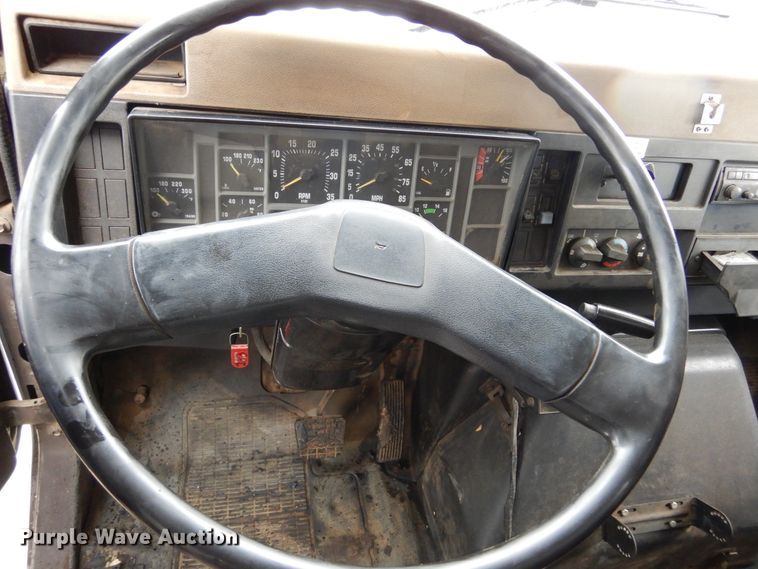 image for item DL6315 1992 International 4900  oil distributor truck