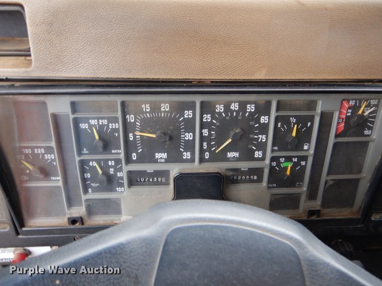 image for item DL6315 1992 International 4900  oil distributor truck