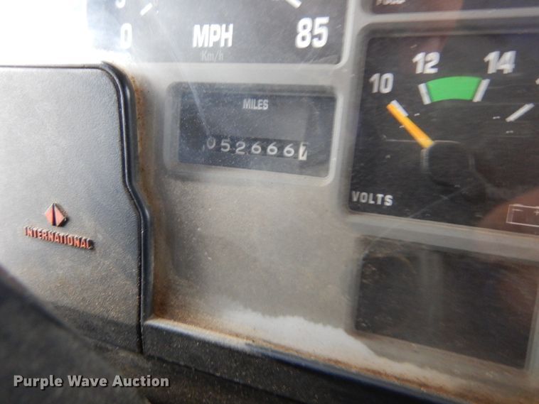 image for item DL6315 1992 International 4900  oil distributor truck