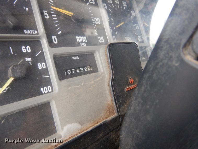 image for item DL6315 1992 International 4900  oil distributor truck