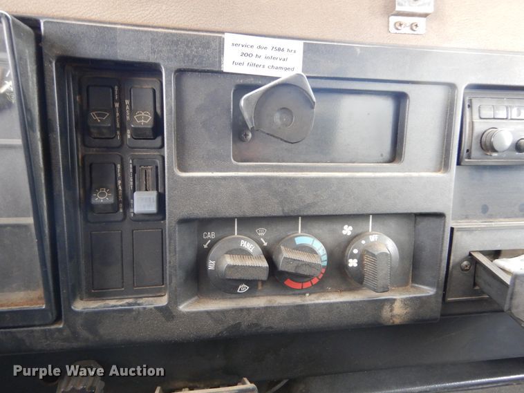 image for item DL6315 1992 International 4900  oil distributor truck