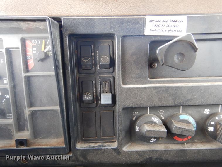 image for item DL6315 1992 International 4900  oil distributor truck