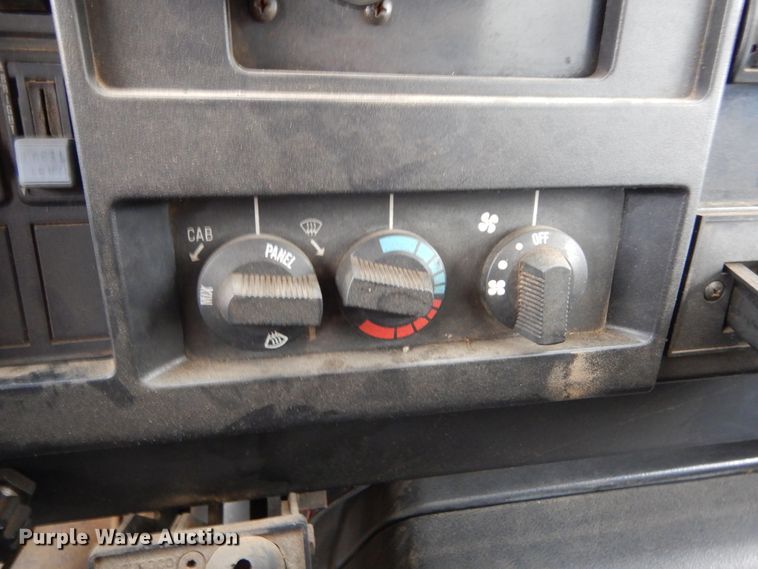 image for item DL6315 1992 International 4900  oil distributor truck