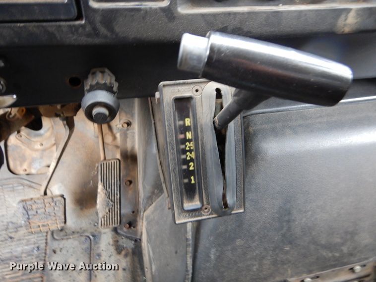 image for item DL6315 1992 International 4900  oil distributor truck