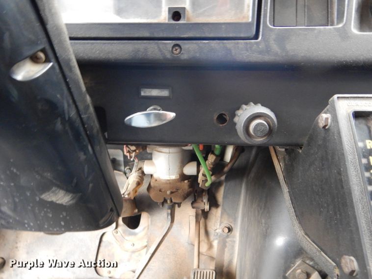 image for item DL6315 1992 International 4900  oil distributor truck