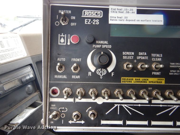 image for item DL6315 1992 International 4900  oil distributor truck