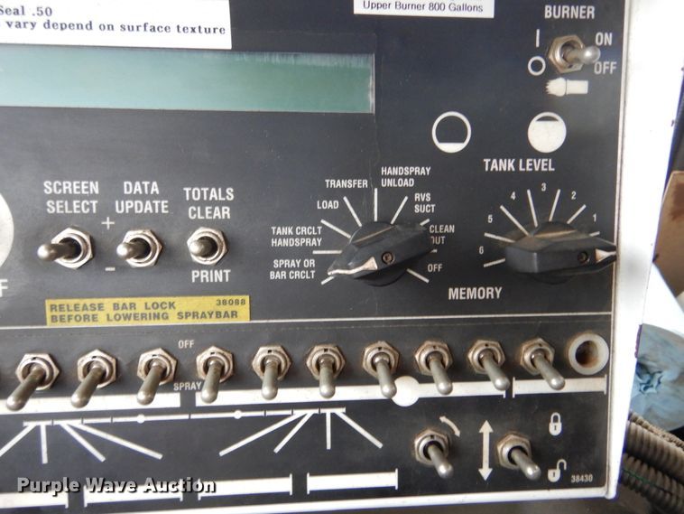 image for item DL6315 1992 International 4900  oil distributor truck