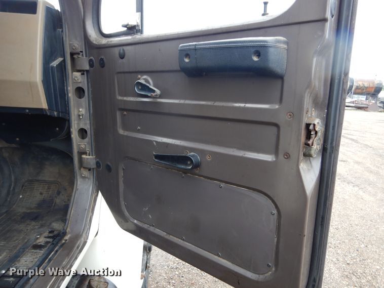 image for item DL6315 1992 International 4900  oil distributor truck