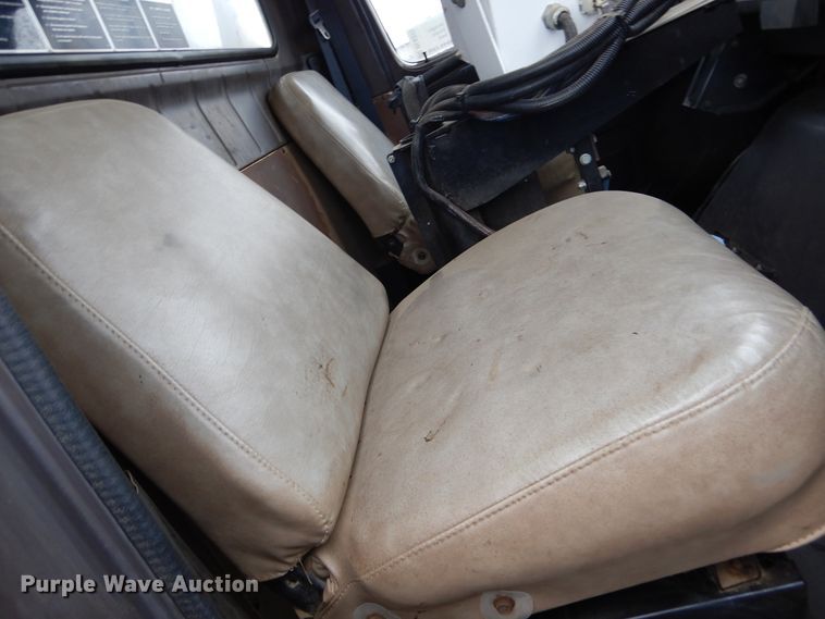 image for item DL6315 1992 International 4900  oil distributor truck