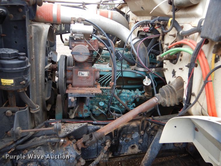 image for item DL6315 1992 International 4900  oil distributor truck