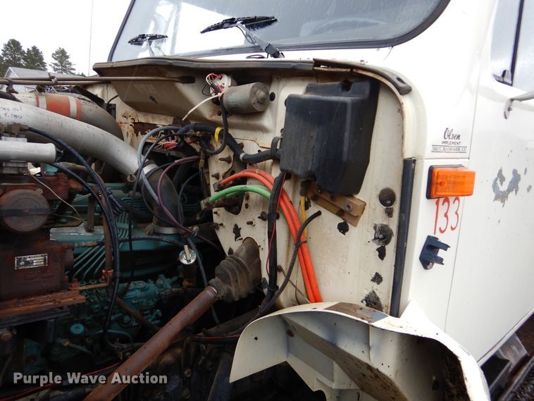 image for item DL6315 1992 International 4900  oil distributor truck