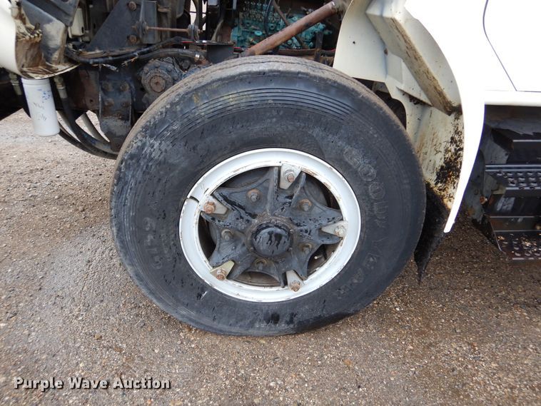 image for item DL6315 1992 International 4900  oil distributor truck