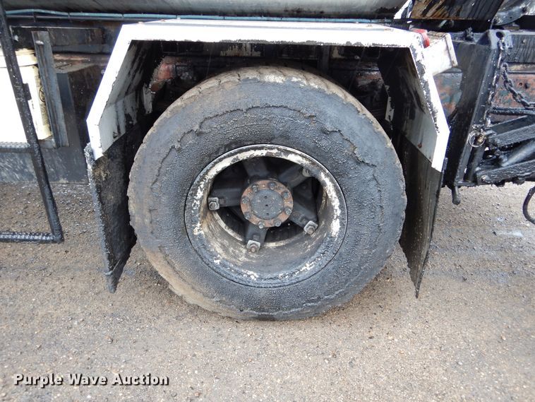 image for item DL6315 1992 International 4900  oil distributor truck