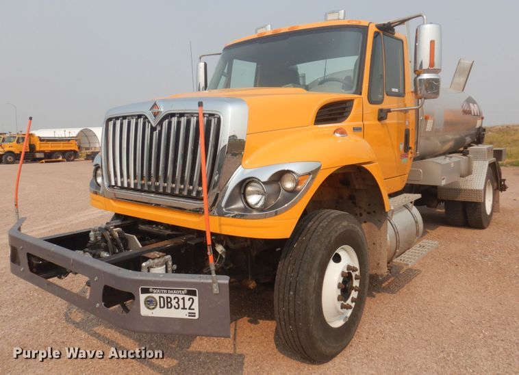 image for item JZ9851 2012 International WorkStar 7400  oil distributor truck