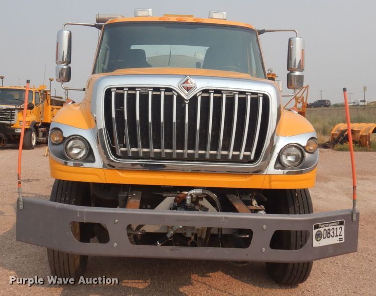 image for item JZ9851 2012 International WorkStar 7400  oil distributor truck