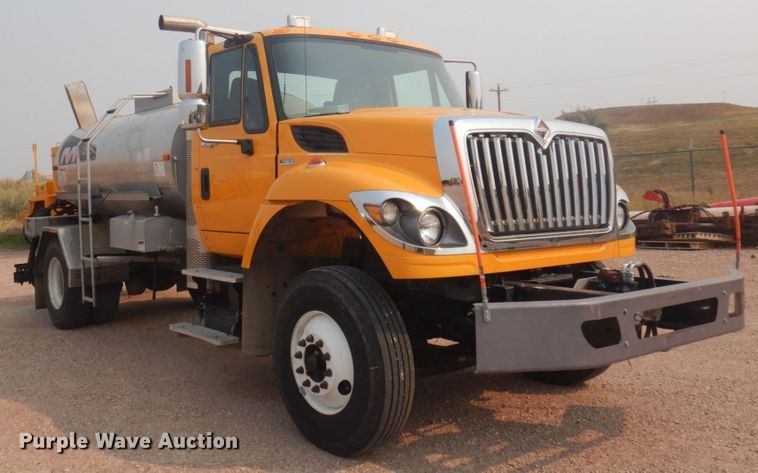 image for item JZ9851 2012 International WorkStar 7400  oil distributor truck