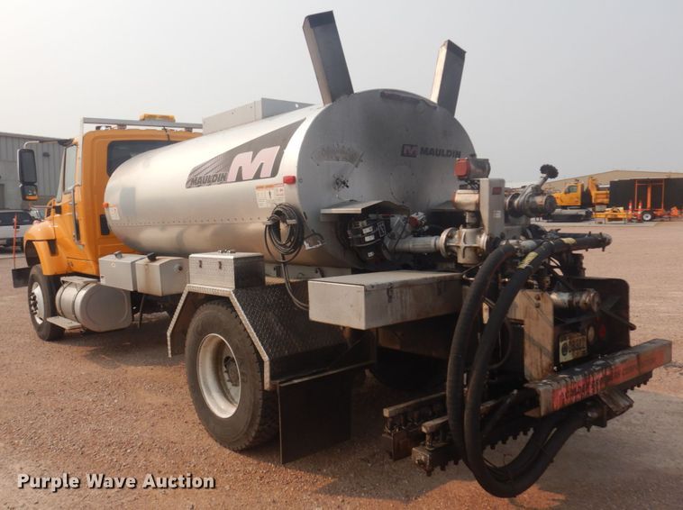 image for item JZ9851 2012 International WorkStar 7400  oil distributor truck