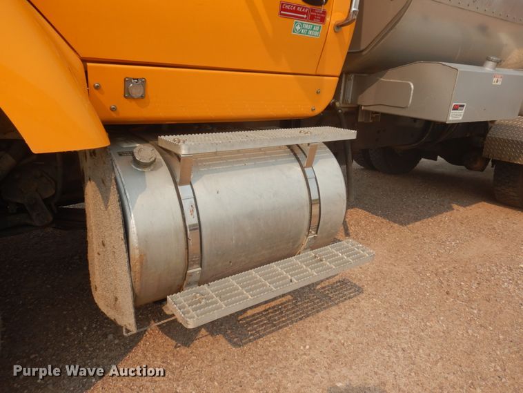 image for item JZ9851 2012 International WorkStar 7400  oil distributor truck