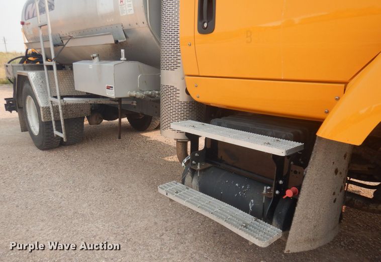 image for item JZ9851 2012 International WorkStar 7400  oil distributor truck