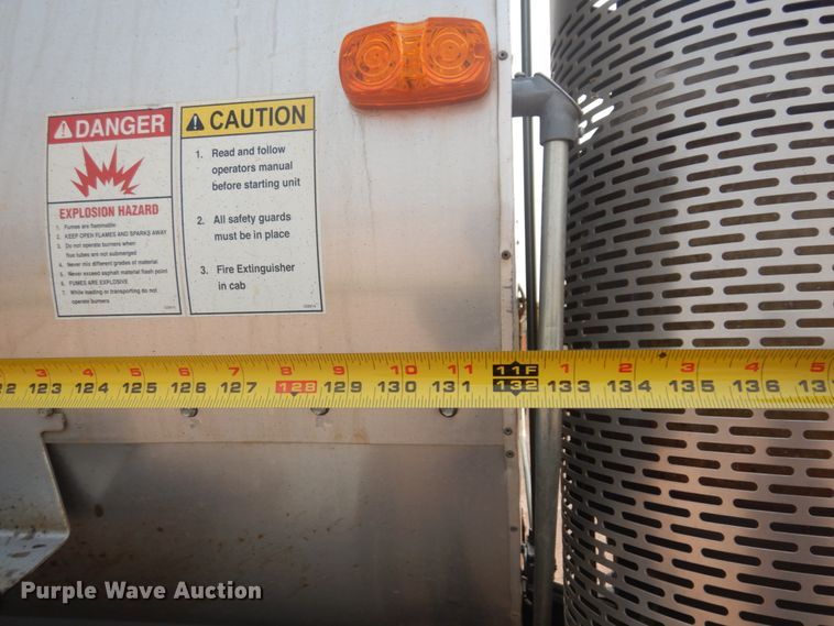 image for item JZ9851 2012 International WorkStar 7400  oil distributor truck