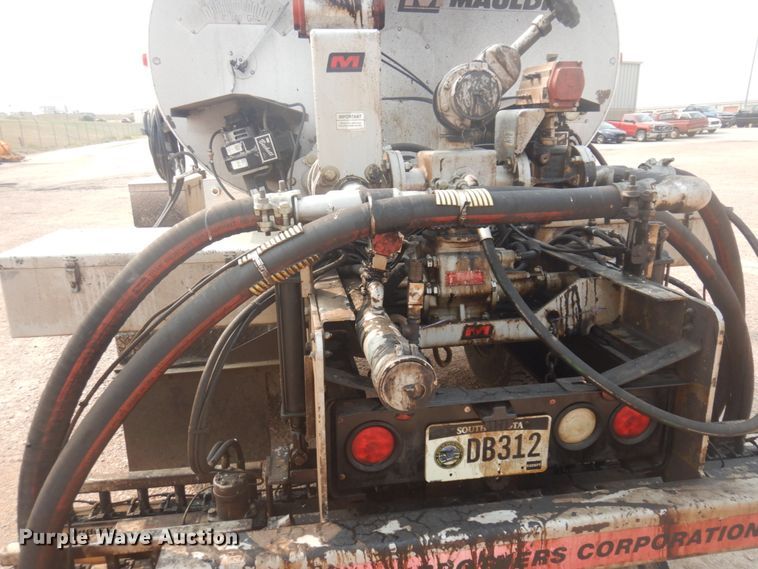 image for item JZ9851 2012 International WorkStar 7400  oil distributor truck