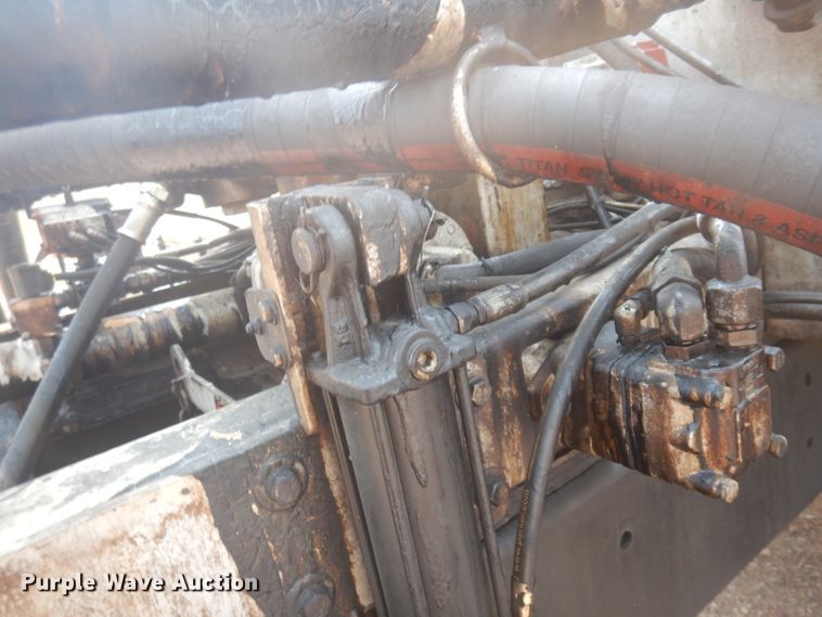 image for item JZ9851 2012 International WorkStar 7400  oil distributor truck