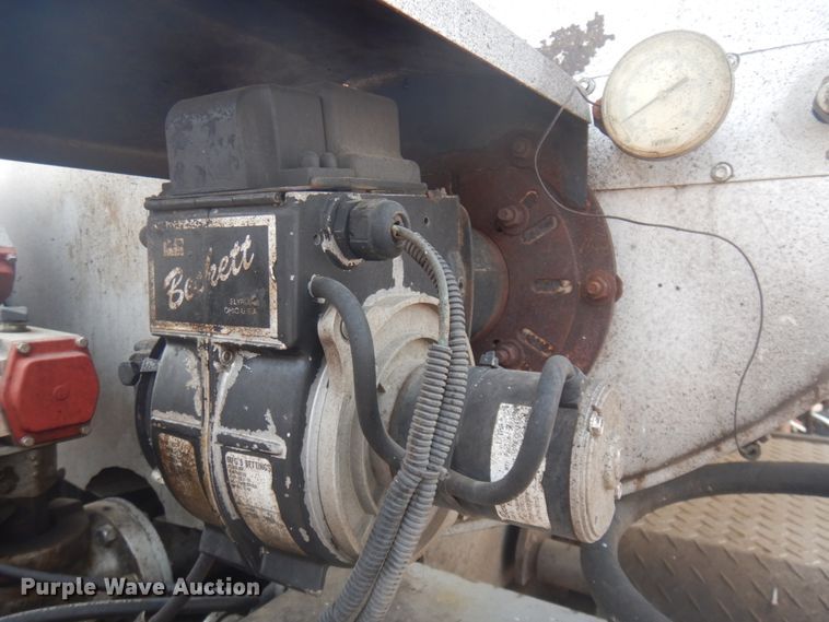 image for item JZ9851 2012 International WorkStar 7400  oil distributor truck