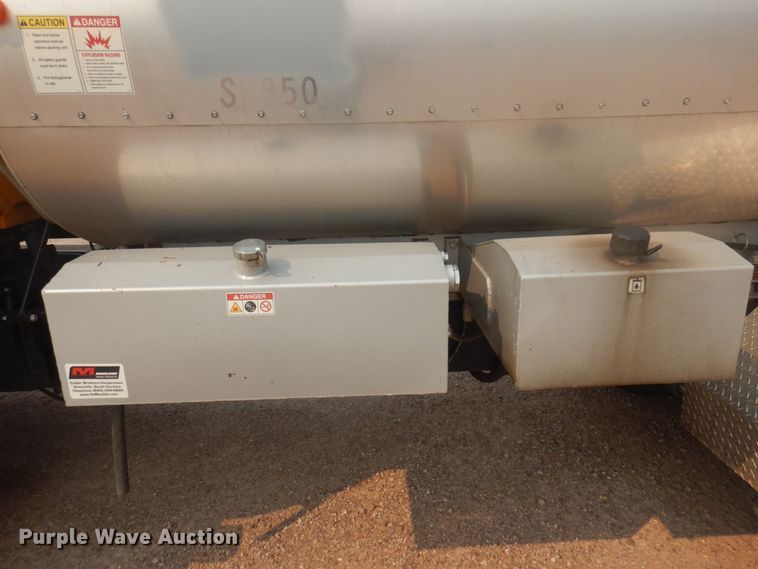 image for item JZ9851 2012 International WorkStar 7400  oil distributor truck