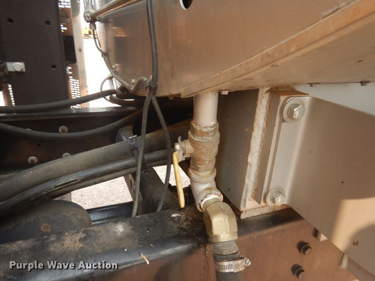 image for item JZ9851 2012 International WorkStar 7400  oil distributor truck