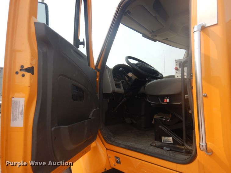 image for item JZ9851 2012 International WorkStar 7400  oil distributor truck