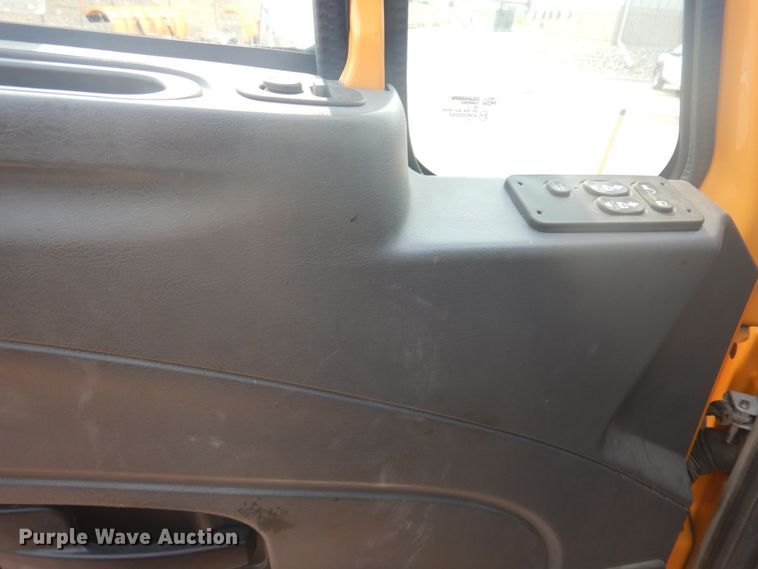 image for item JZ9851 2012 International WorkStar 7400  oil distributor truck