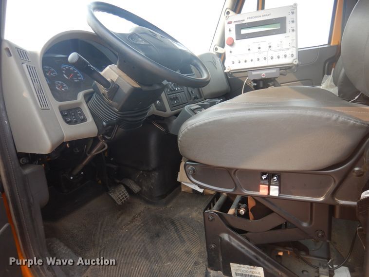 image for item JZ9851 2012 International WorkStar 7400  oil distributor truck