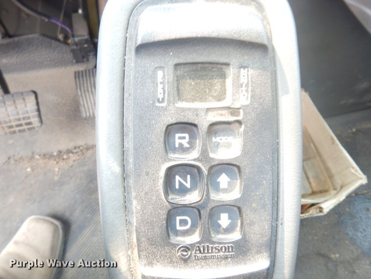 image for item JZ9851 2012 International WorkStar 7400  oil distributor truck