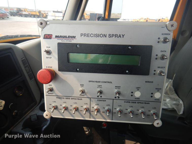 image for item JZ9851 2012 International WorkStar 7400  oil distributor truck