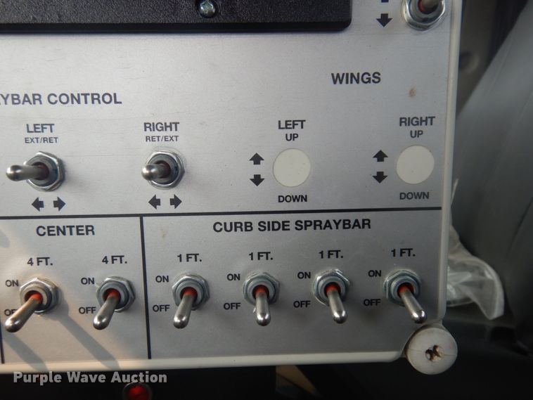 image for item JZ9851 2012 International WorkStar 7400  oil distributor truck