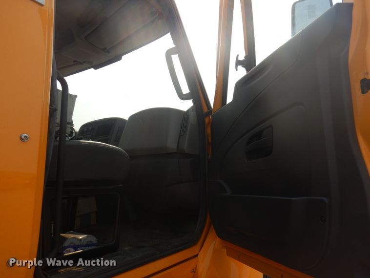 image for item JZ9851 2012 International WorkStar 7400  oil distributor truck