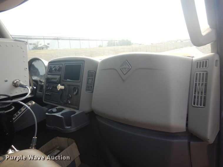 image for item JZ9851 2012 International WorkStar 7400  oil distributor truck