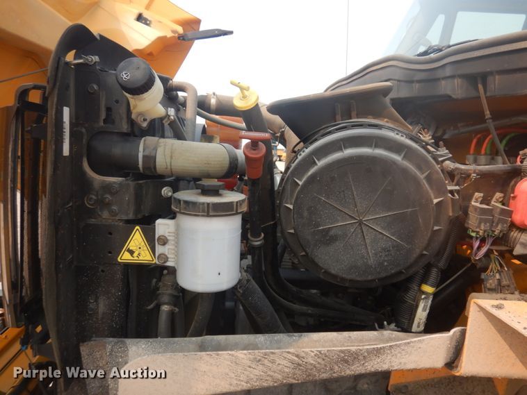 image for item JZ9851 2012 International WorkStar 7400  oil distributor truck