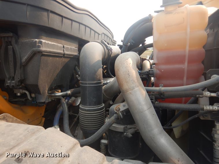 image for item JZ9851 2012 International WorkStar 7400  oil distributor truck