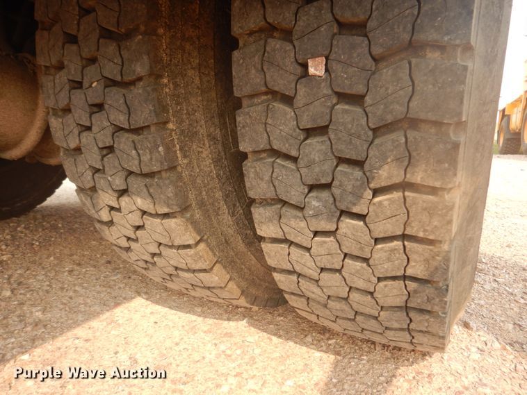 image for item JZ9851 2012 International WorkStar 7400  oil distributor truck