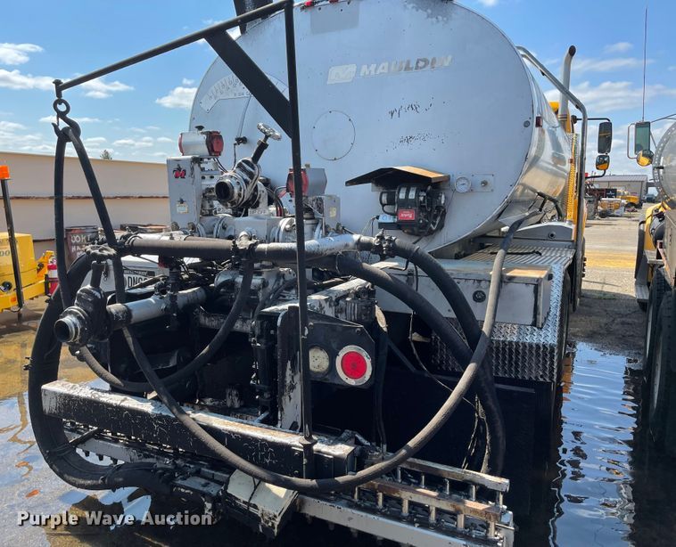 image for item KU9257 2011 Freightliner Business Class M2  oil distributor truck