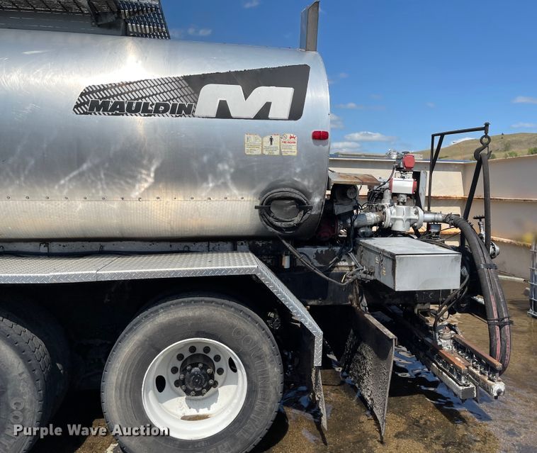 image for item KU9257 2011 Freightliner Business Class M2  oil distributor truck