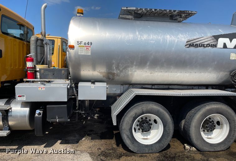 image for item KU9257 2011 Freightliner Business Class M2  oil distributor truck