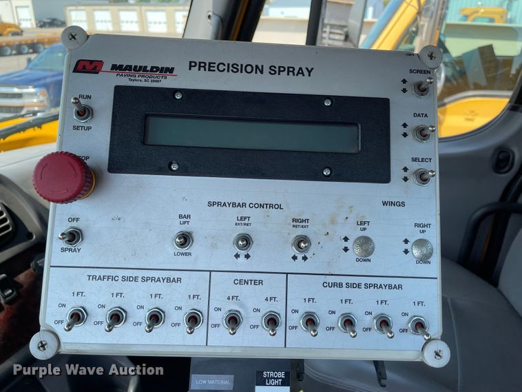 image for item KU9257 2011 Freightliner Business Class M2  oil distributor truck