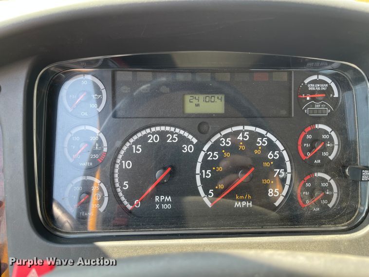 image for item KU9257 2011 Freightliner Business Class M2  oil distributor truck